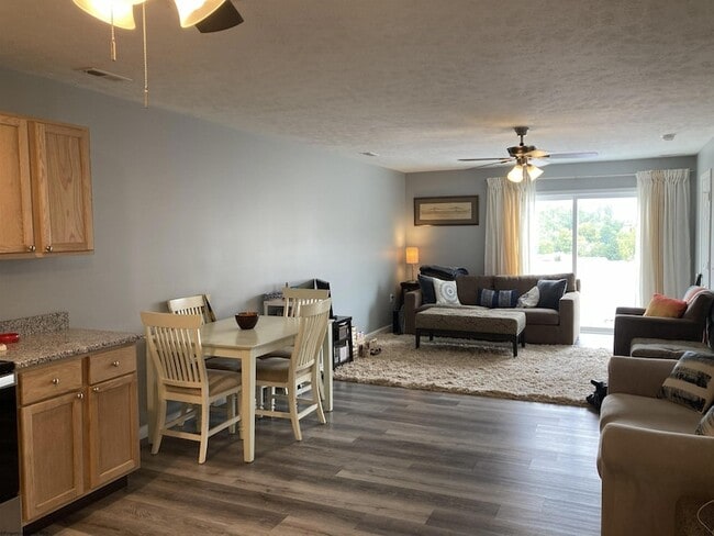 Building Photo - 802 Puzzle Pl