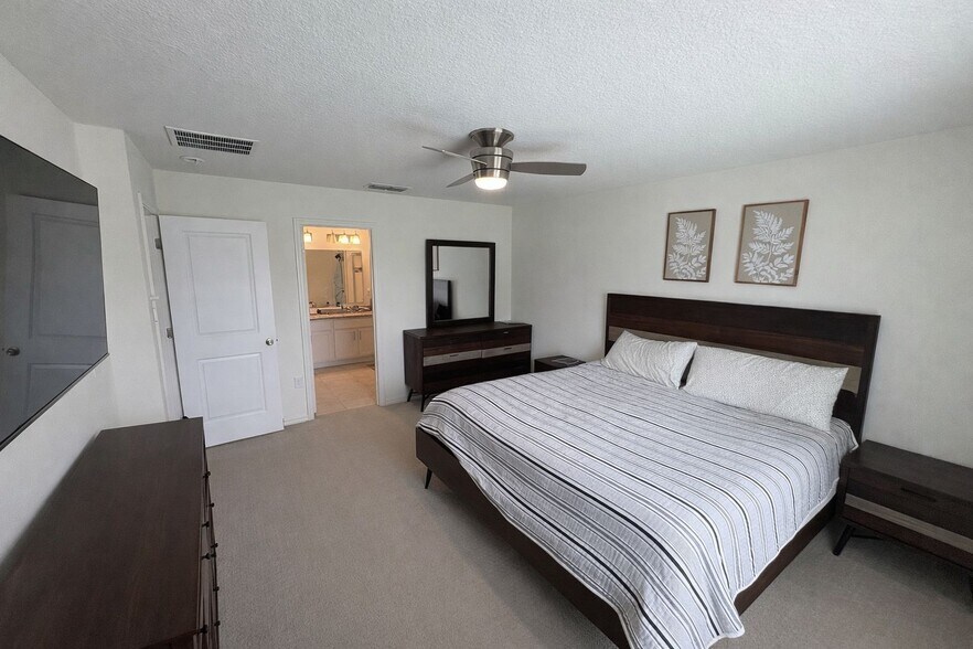 Building Photo - 433 Summer Grove Ln