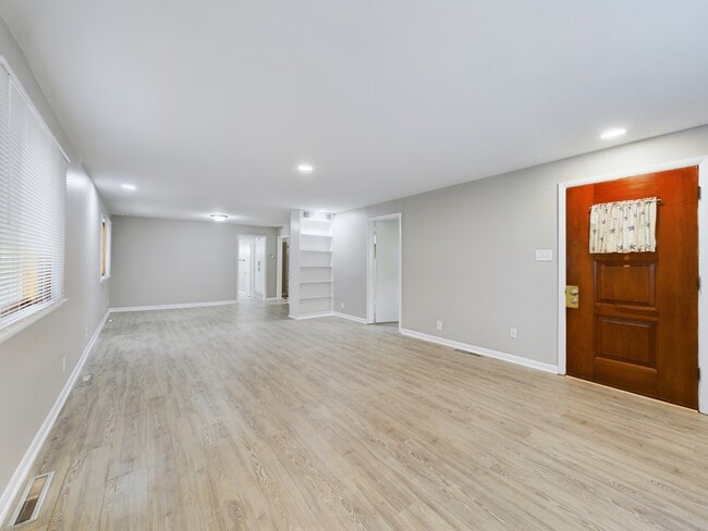 Building Photo - 112 Brady Ln