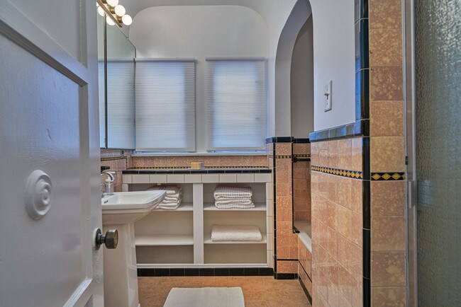 Building Photo - 1235 Hi Point St