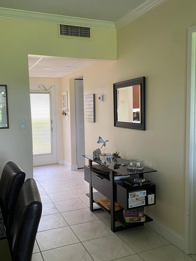 Building Photo - 1055 Country Club Dr