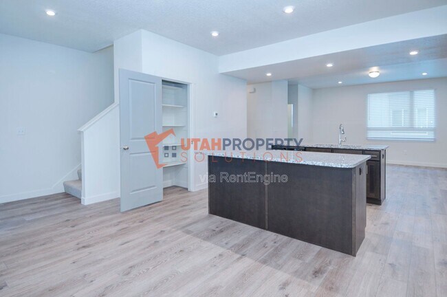 Building Photo - 425 S 960 W