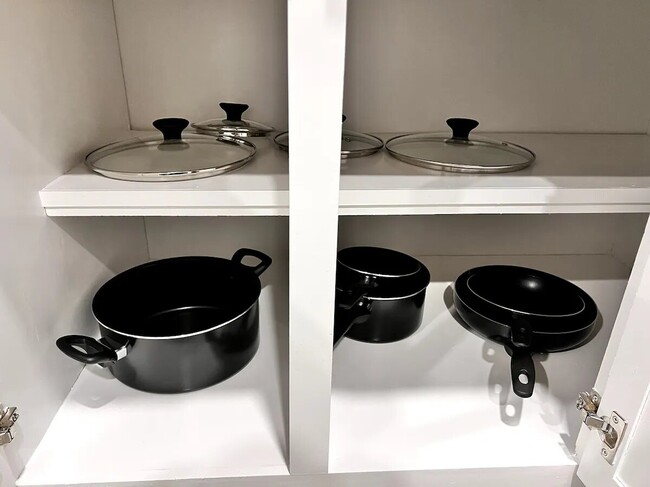 Kitchen Cookware - 3029 E Missouri Ave