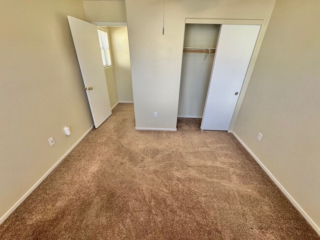 Building Photo - CHARMING 2 BEDROOM CONDO IN GATED COMMUNITY