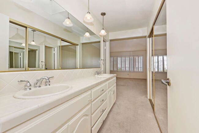 Building Photo - Gorgeous 2 bedroom, 2 bath in the hills ab...