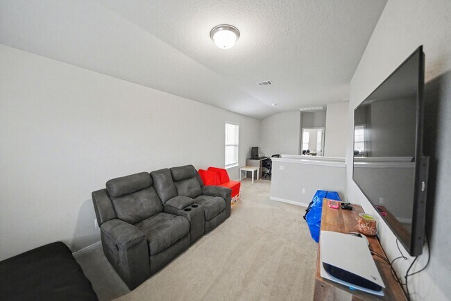 Building Photo - Stylish & Spacious 5-Bed in Prime Schertz Location! - Realtor Commission: $500