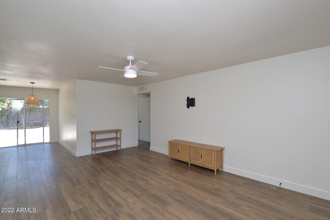 Building Photo - 2206 W Silvergate Dr