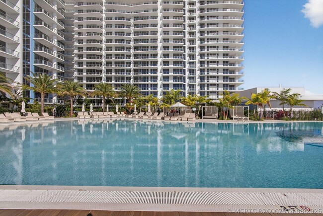 Building Photo - 220 Lake Shore Dr