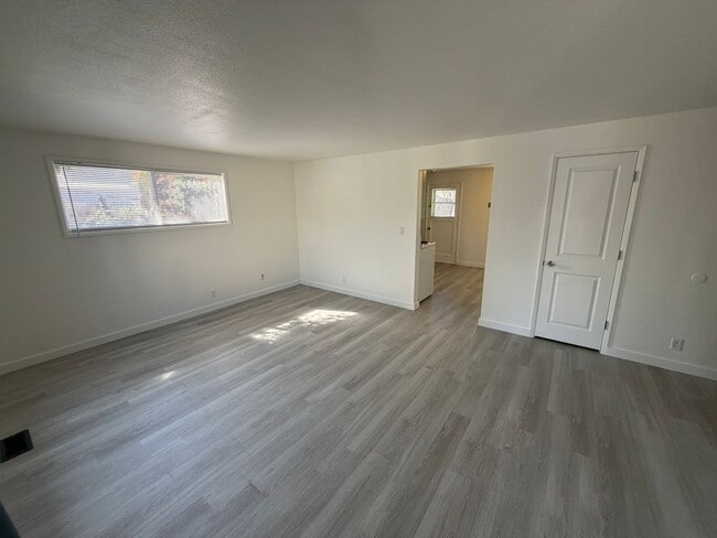 Building Photo - 2 Bedroom in Albany!