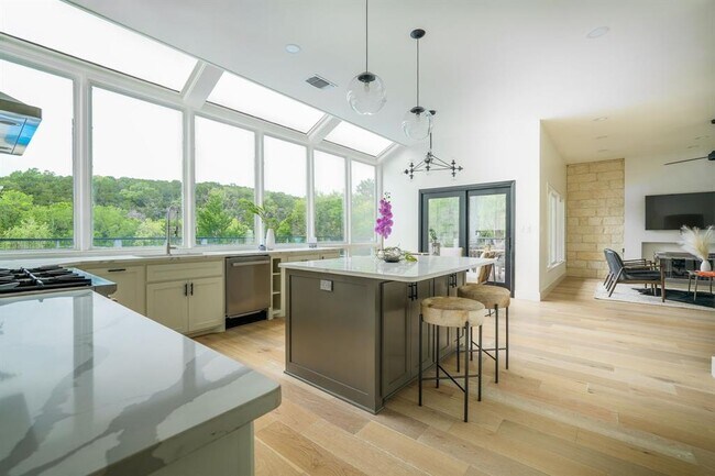 Building Photo - 1716 Bartoncliff Dr