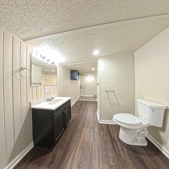 Building Photo - Newly remodeled 3 bedroom 2 bathroom home-Located in Jefferson