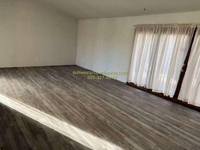 Building Photo - 3 bed, 2 bath