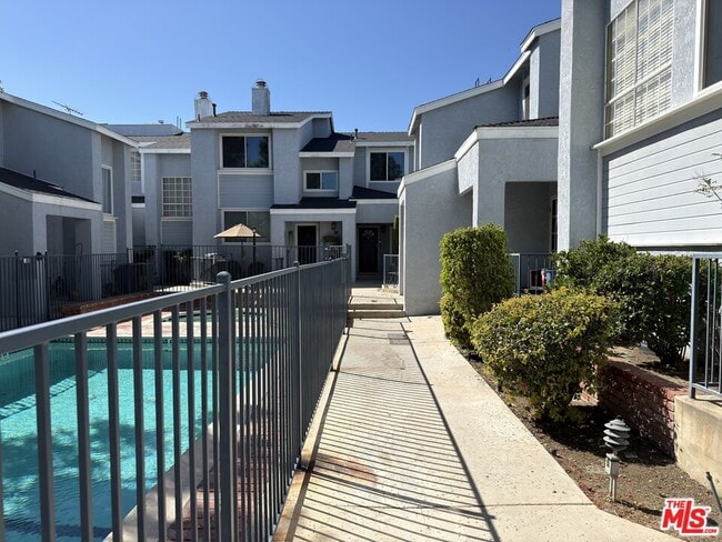 Building Photo - 9915 Variel Ave