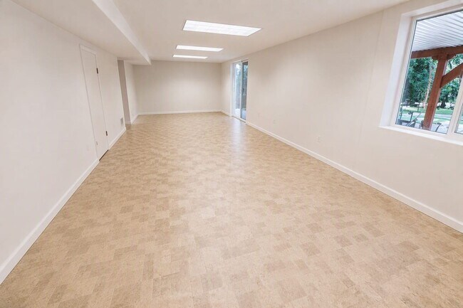 Building Photo - Beautiful 6 Bedroom Home in West Linn's Sunset Neighborhood with Huge Daylight Basement, Large Pr...