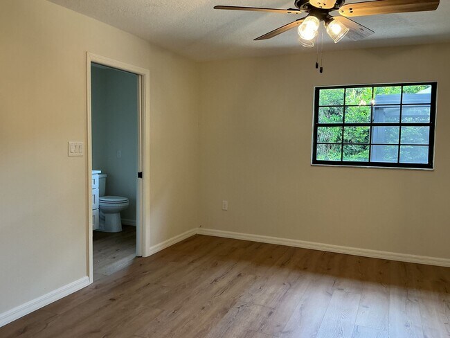 Building Photo - Remodeled 3BR/2BA Home with Pool & Screene...