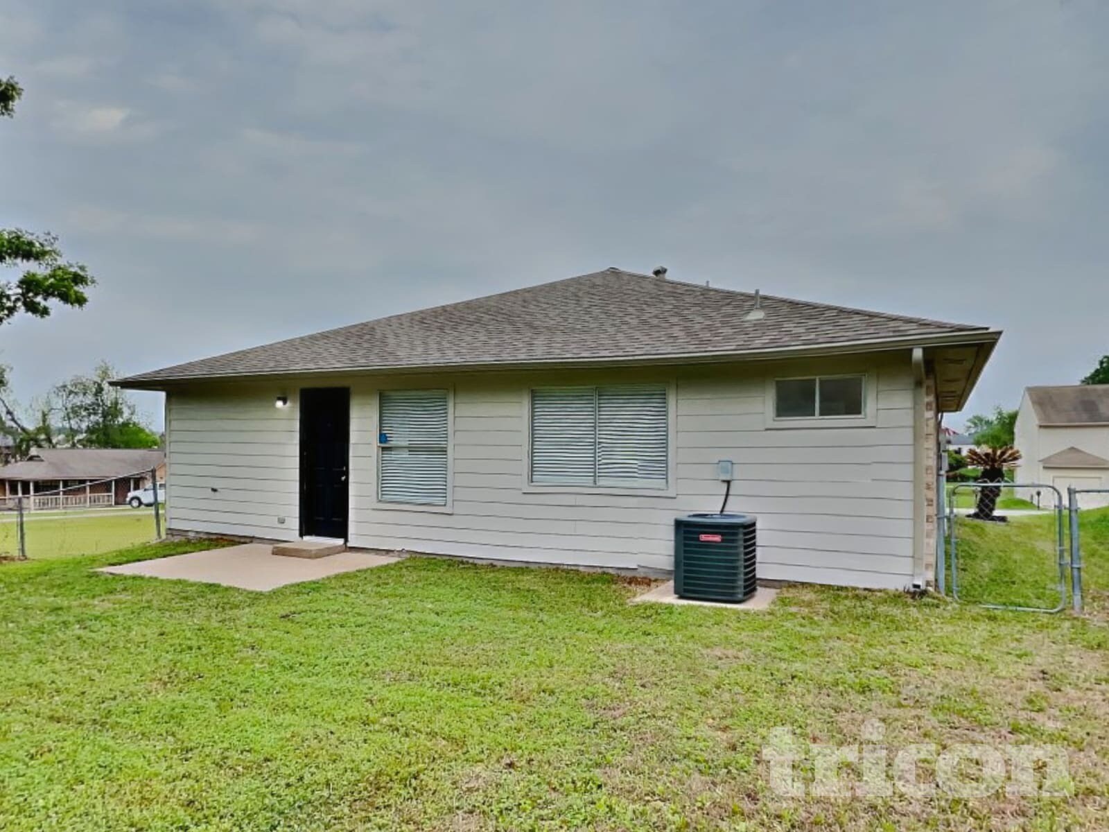 Building Photo - 423 Lazy Ln