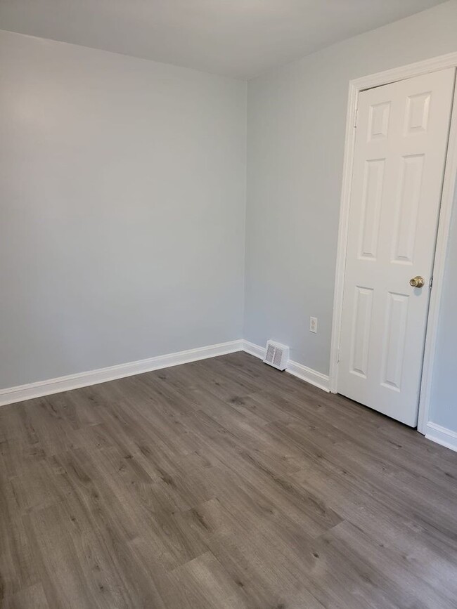 Building Photo - Cozy freshly painted 3 Bed 1 Bath