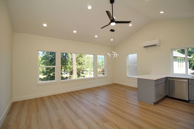 Building Photo - 4660-4660 SW Fairvale Ct