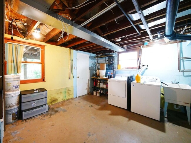 Building Photo - 5 BED & 2.5 BATH SINGLE FAMILY HOUSE FOR RENT