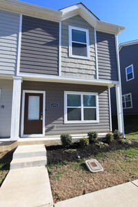 Building Photo - Townhouse in La Vergne