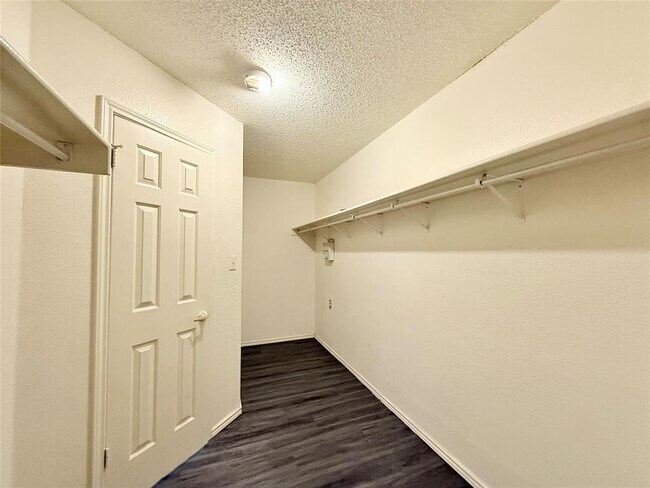 Building Photo - 2734 High Point Dr