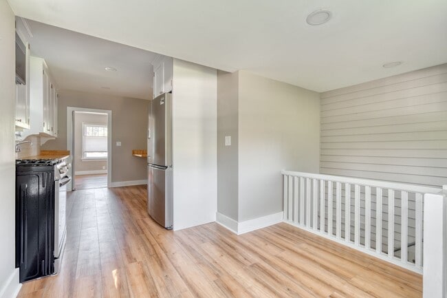 Building Photo - Charming remodeled craftsman blocks away f...