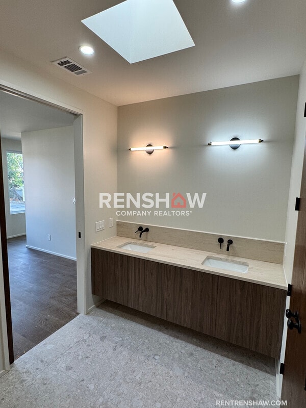 Building Photo - 42 Angelus St