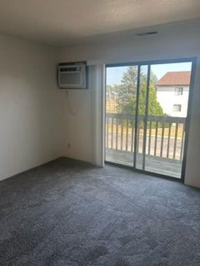 Building Photo - 1 Bedroom, 1 bath - middle floor with Balcony