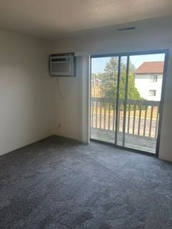 Building Photo - 1 bedroom 1 bath, Top floor apartment - Up...