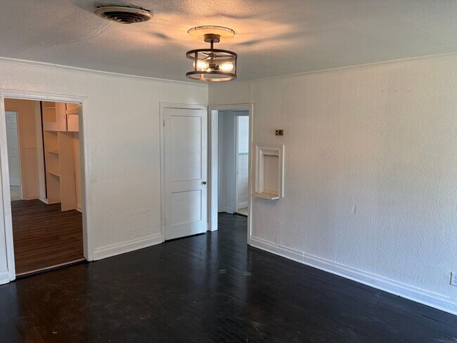 Building Photo - Cute Two Bedroom Home