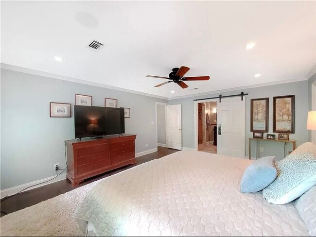 Building Photo - Gorgeous East Cobb Home with 5 bedrooms & 3.5 Bathrooms!!