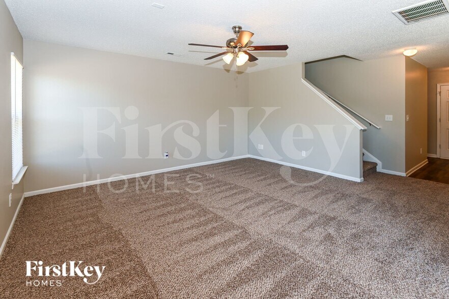 Building Photo - 8121 Chatham Oaks Dr