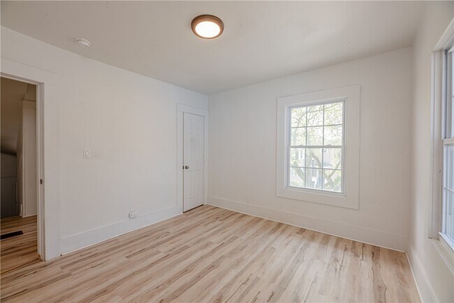 Building Photo - 575 Woodbine Ave