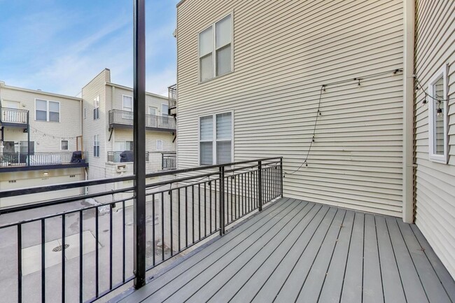 Building Photo - 3238 N Kilbourn Ave