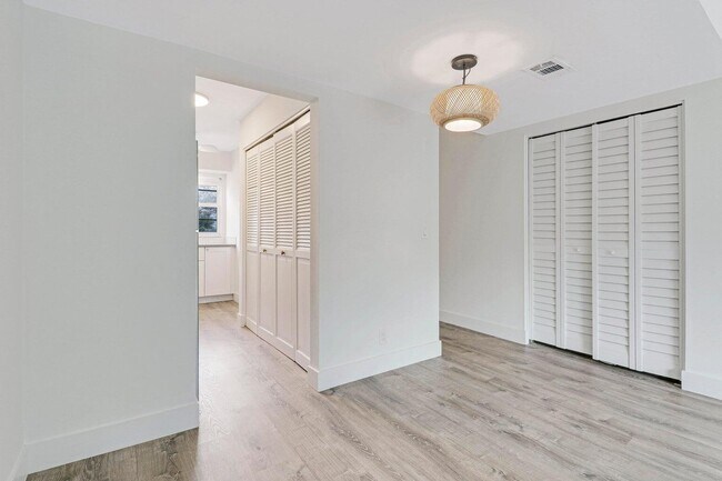 Building Photo - 415 N Cypress Dr