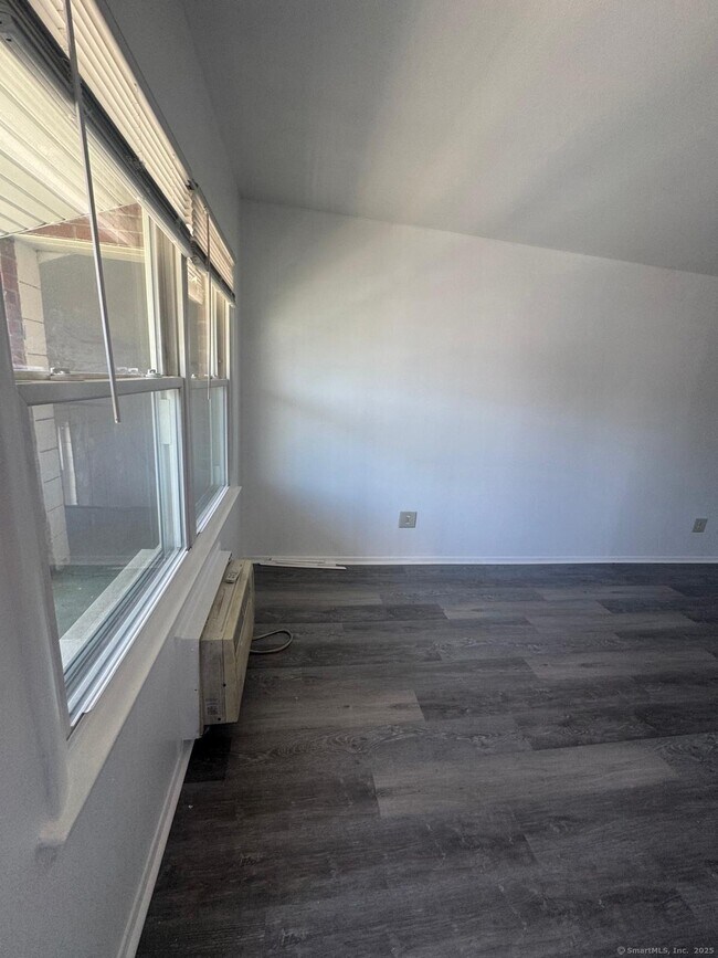 Building Photo - 169 Birdseye St