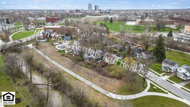 Building Photo - 2144 Edgehill Ave