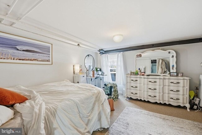 Building Photo - 524 N Kenmore St