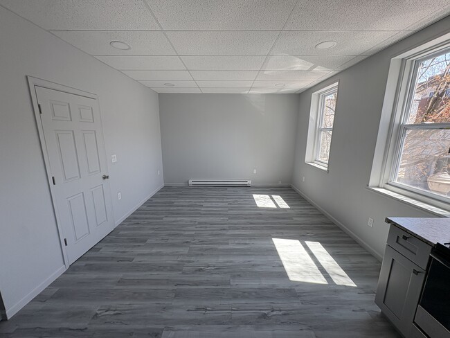 Building Photo - 25 E 4th St