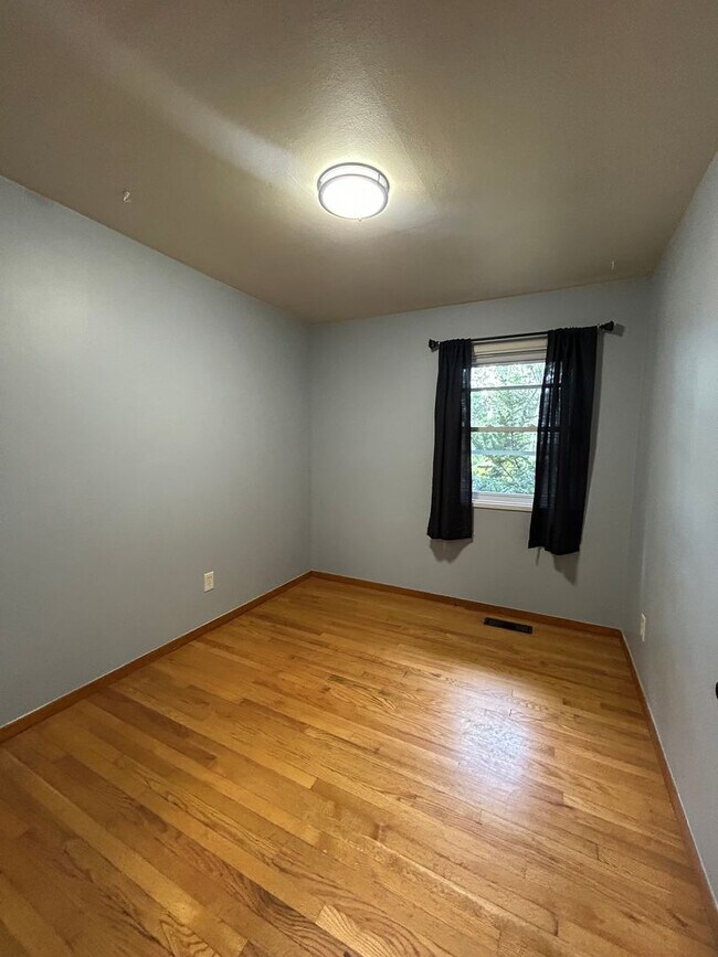 Building Photo - Charming 3 Bedroom Brick Ranch in Park Forest