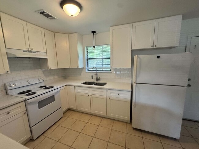 Building Photo - 1004 N 20th St