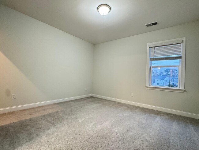 Building Photo - 3 Bedroom End unit Townhome - Master Down