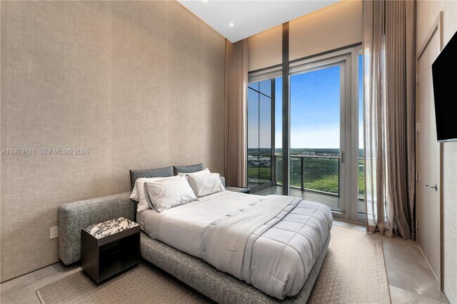 Building Photo - 15701 Collins Ave