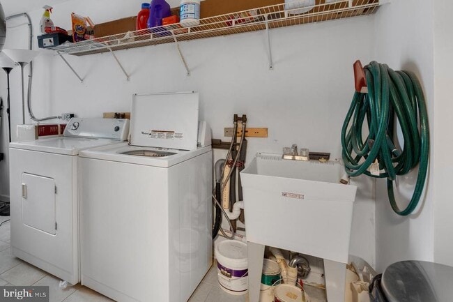 Building Photo - 821 Catharine St