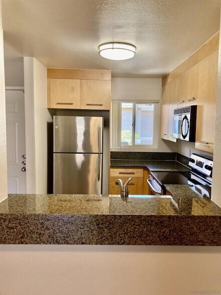 Building Photo - 7405 Charmant Dr