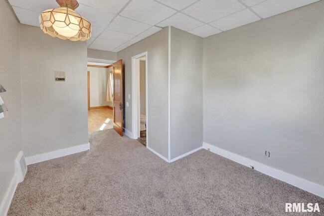 Building Photo - 2601 W Kenwood Ave