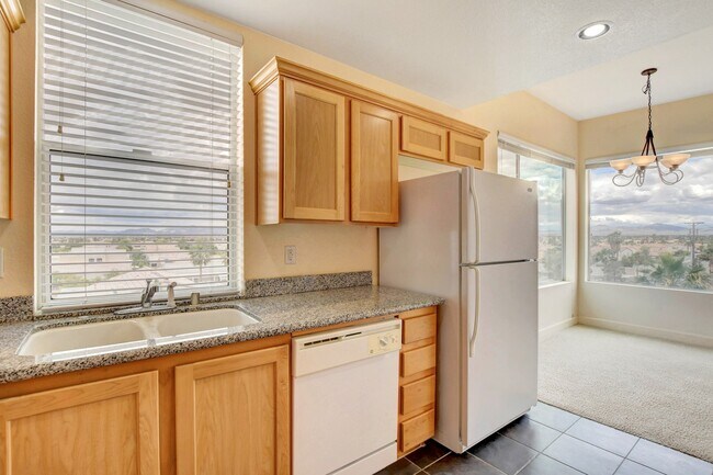 Building Photo - Beautiful top floor condo!