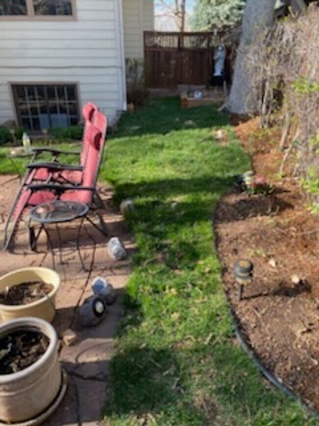 Building Photo - Spacious Garden-level Condo with Kitchenet...