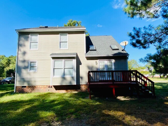 Building Photo - Beautiful and Spacious 3bdrm/2.5bth Home C...