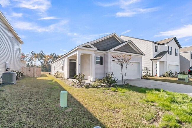 Building Photo - 3 Bedroom 2.5 Bath Located in Pine Hills in Summerville